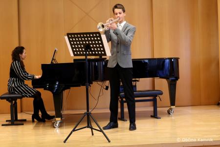 Na mladih svet stoji  (6)